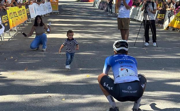 La familia del ciclista de Carbonero celebra con él su victoria.